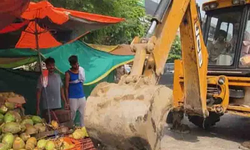 GLADA ने सेक्टर 32 मार्केट से अवैध वेंडर और खोखे हटाए