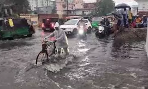 Ranchi में बारिश से सड़कें डूबीं, नालियों का पानी घरों में घुसा, लोग बेहाल