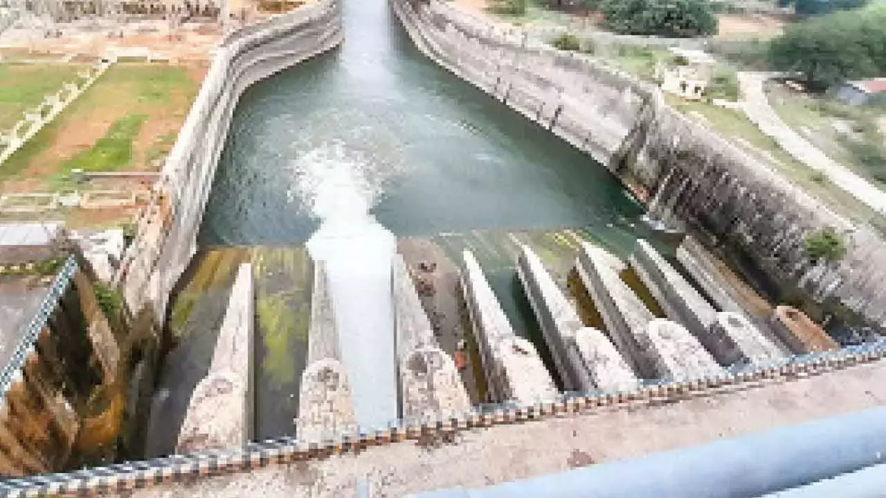 Telangana: नागार्जुन सागर से पानी छोड़े जाने को लेकर टीजी और एपी के बीच तनाव बढ़ा Telangana: नागार्जुन सागर से पानी छोड़े जाने को लेकर टीजी और एपी के बीच तनाव बढ़ा