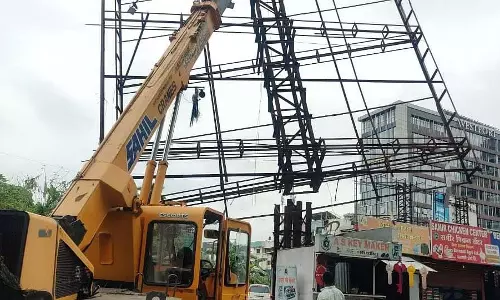 Pune : PMC ने 88 अनधिकृत होर्डिंग्स की पहचान की, अब तक 24 हटाए Pune : PMC ने 88 अनधिकृत होर्डिंग्स की पहचान की, अब तक 24 हटाए