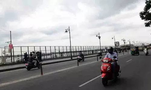 Hyderabad में मौसम उदास बना हुआ, बूंदाबांदी जारी, हल्की से मध्यम बारिश जारी
