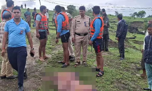 MP : अशोक नगर में नाले में डूबे मजदूर और बच्चे के शव की बरामदगी MP : अशोक नगर में नाले में डूबे मजदूर और बच्चे के शव की बरामदगी