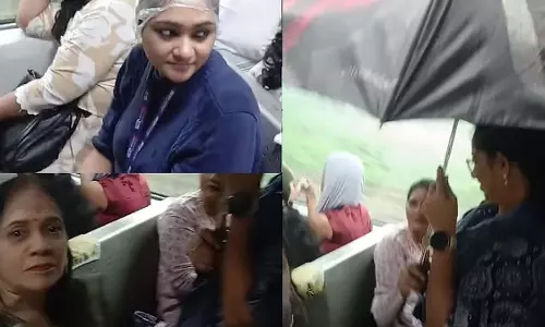 मुंबई एसी ट्रेन में बारिश से पानी घुसा, महिला ने बचने के लिए छाता खोला