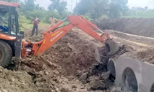 Madhya Pradesh : खरगोन के बामन डोकरी गांव में खराब पुलिया को तोड़ा गया