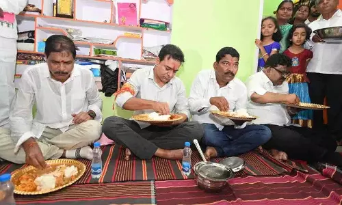 मुदाम सैलू के घर पर केटीआर का सहभोज मुदाम सैलू के घर पर केटीआर का सहभोज