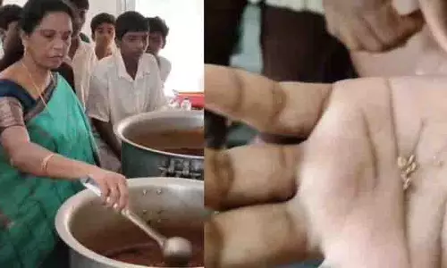 Sangareddy के आदिवासी कल्याण स्कूल में संक्रमित चावल के कारण विरोध प्रदर्शन Sangareddy के आदिवासी कल्याण स्कूल में संक्रमित चावल के कारण विरोध प्रदर्शन