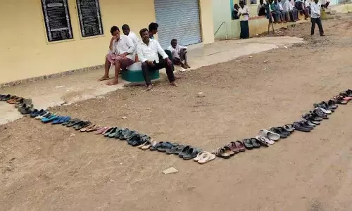 KTR ने रेवंत को चेतावनी दी: कतार में रखी चप्पलें जल्द ही सीएम के लिए माला बन सकती हैं