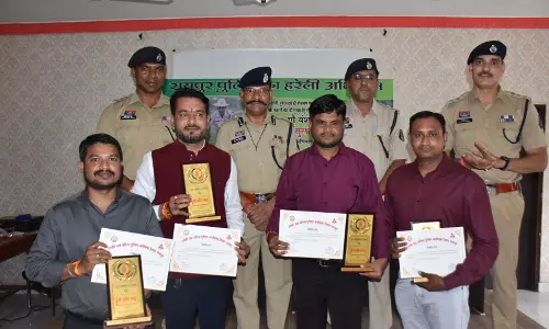 रायपुर में सड़क दुर्घटना में घायलों की जान बचाने वाले 13 गुड सेमेरिटन का SSP ने किया सम्मान रायपुर में सड़क दुर्घटना में घायलों की जान बचाने वाले 13 गुड सेमेरिटन का SSP ने किया सम्मान