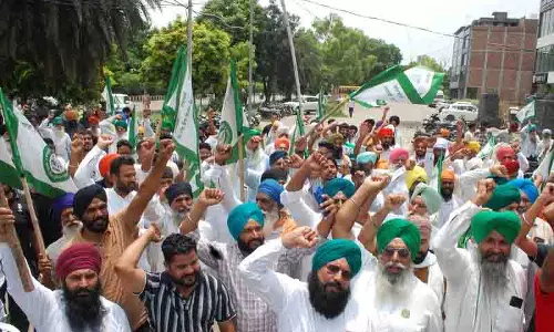 Amritsar: प्रस्तावित भूमि पूलिंग योजना के खिलाफ किसानों ने निकाली रैली Amritsar: प्रस्तावित भूमि पूलिंग योजना के खिलाफ किसानों ने निकाली रैली