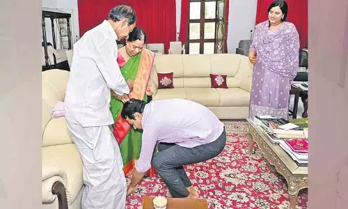 समृद्धि के 100 साल.. केसीआर का केटीआर को आशीर्वाद