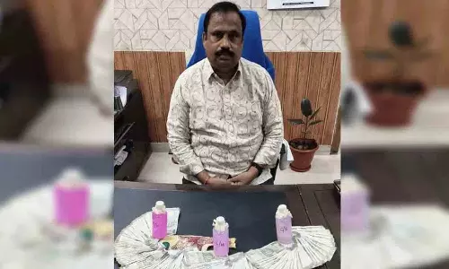 नगर निगम उपायुक्त को एसीबी ने 2 लाख रुपये की रिश्वत लेते पकड़ा