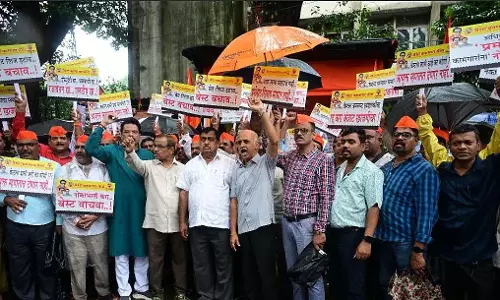 बेस्ट कामगार सेना का वडाला में प्रदर्शन, ₹10,000 करोड़ राहत की मांग बेस्ट कामगार सेना का वडाला में प्रदर्शन, ₹10,000 करोड़ राहत की मांग
