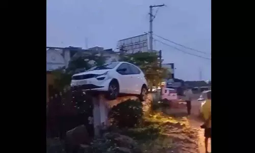 कार डिवाइडर से टकराई..घर की दीवार पर गिरी