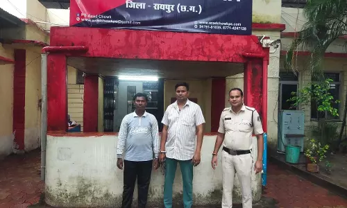 आज़ाद चौक में अवैध सट्टा कारोबार में चलने वाले दो सटोरिए गिरफ्तार आज़ाद चौक में अवैध सट्टा कारोबार में चलने वाले दो सटोरिए गिरफ्तार