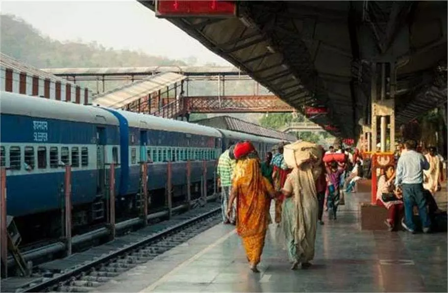 Jammu-Kashmir: रेलवे स्टेशन के वॉशरूम में मची अफरा-तफरी, नजारा देख सब रह गए दंग Jammu-Kashmir: रेलवे स्टेशन के वॉशरूम में मची अफरा-तफरी, नजारा देख सब रह गए दंग