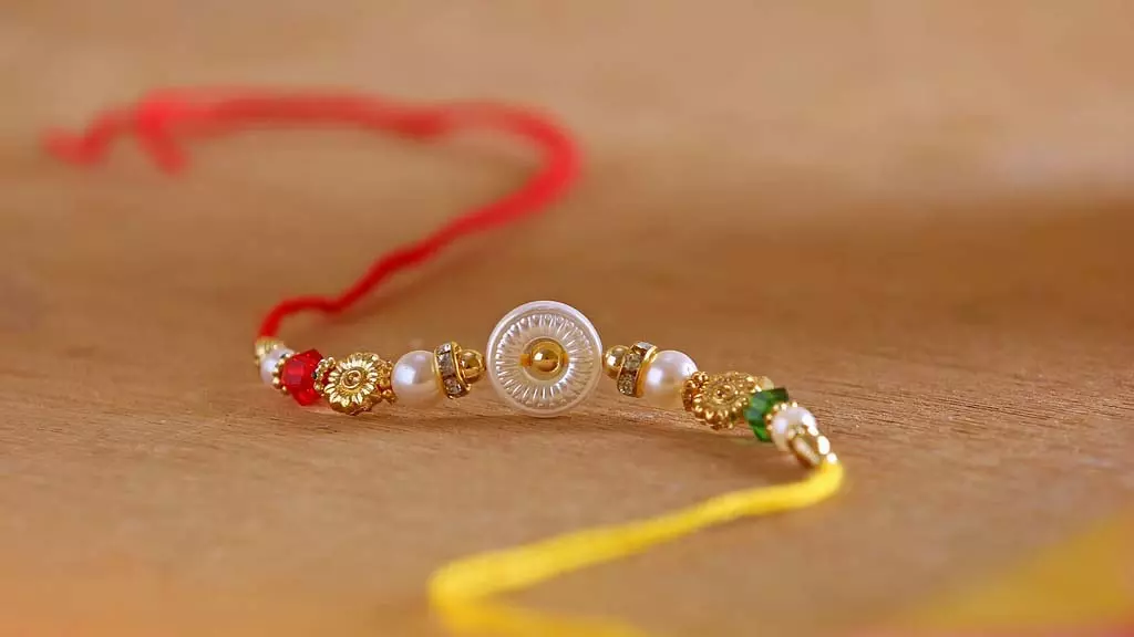 Raksha Bandhan 2025 Upay: रक्षाबंधन पर करें ये पांच उपाय, धन संबंधी समस्याओं से मिलेगी मुक्ति Raksha Bandhan 2025 Upay: रक्षाबंधन पर करें ये पांच उपाय, धन संबंधी समस्याओं से मिलेगी मुक्ति