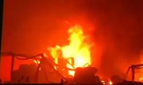 Navi Mumbai : केमिकल फैक्ट्री में लगी भीषण आग, मौके पर पहुंचीं दमकल की कई गाड़ियां Navi Mumbai : केमिकल फैक्ट्री में लगी भीषण आग, मौके पर पहुंचीं दमकल की कई गाड़ियां