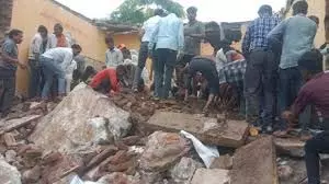 Jhalawar: 7 छात्रों की मौत के बाद भड़का ग्रामीणों का गुस्सा , सुरक्षाकर्मी तैनात Jhalawar: 7 छात्रों की मौत के बाद भड़का ग्रामीणों का गुस्सा , सुरक्षाकर्मी तैनात