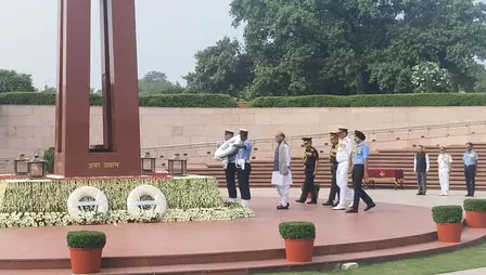 कारगिल विजय दिवस: राजनाथ सिंह और सेना प्रमुखों ने शहीदों को नेशनल वॉर मेमोरियल पर दी श्रद्धांजलि कारगिल विजय दिवस: राजनाथ सिंह और सेना प्रमुखों ने शहीदों को नेशनल वॉर मेमोरियल पर दी श्रद्धांजलि