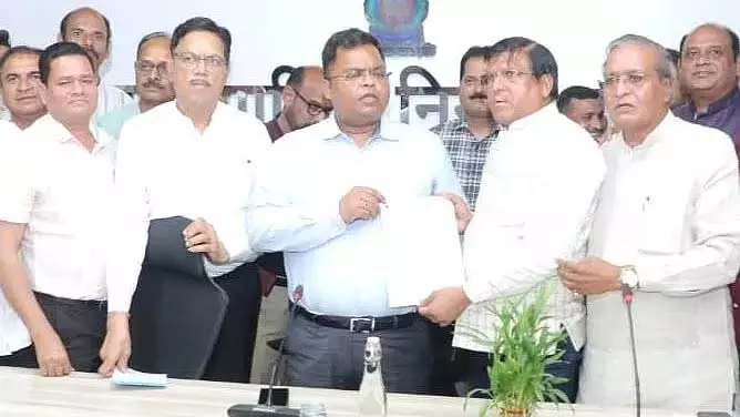 Indore : उद्योगपतियों ने कमिश्नर से आईएमसी कर्मचारियों की शिकायत की Indore : उद्योगपतियों ने कमिश्नर से आईएमसी कर्मचारियों की शिकायत की