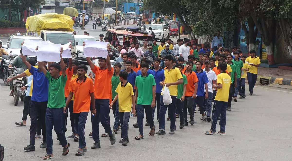 MP : इंदौर में एकलव्य स्कूल के 70 छात्रों ने प्रिंसिपल के खिलाफ किया प्रदर्शन MP : इंदौर में एकलव्य स्कूल के 70 छात्रों ने प्रिंसिपल के खिलाफ किया प्रदर्शन
