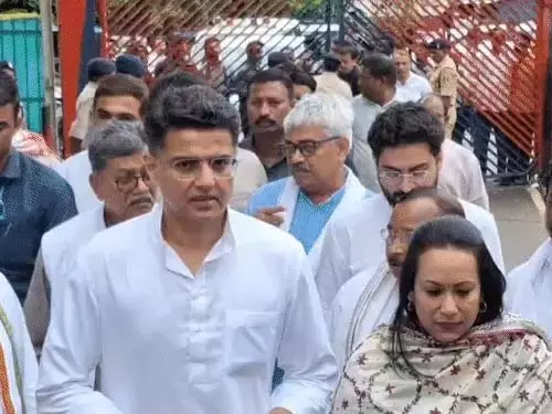 जेल में बंद चैतन्य बघेल से मिलने पहुंचे सचिन पायलट जेल में बंद चैतन्य बघेल से मिलने पहुंचे सचिन पायलट