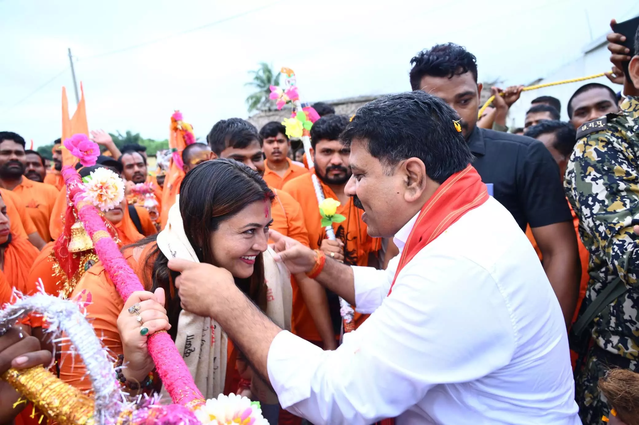 गृहमंत्री विजय शर्मा ने सिल्हाटी में कांवड़ यात्रियों से भेंट की गृहमंत्री विजय शर्मा ने सिल्हाटी में कांवड़ यात्रियों से भेंट की