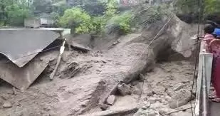 Uttarakhand : भारी बारिश ने मचाई तबाही, बादल फटने और भूस्खलन से फैली दहशत Uttarakhand : भारी बारिश ने मचाई तबाही, बादल फटने और भूस्खलन से फैली दहशत