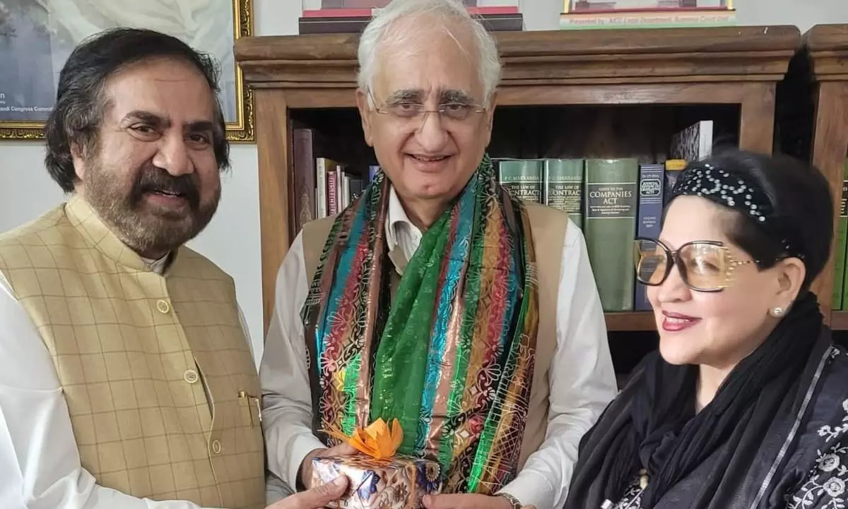 New Delhi: आतंकवाद के खिलाफ 25 देशों की यात्रा में गए प्रतिनिधिमंडल में सलमान खुर्शीद का सम्मान New Delhi: आतंकवाद के खिलाफ 25 देशों की यात्रा में गए प्रतिनिधिमंडल में सलमान खुर्शीद का सम्मान