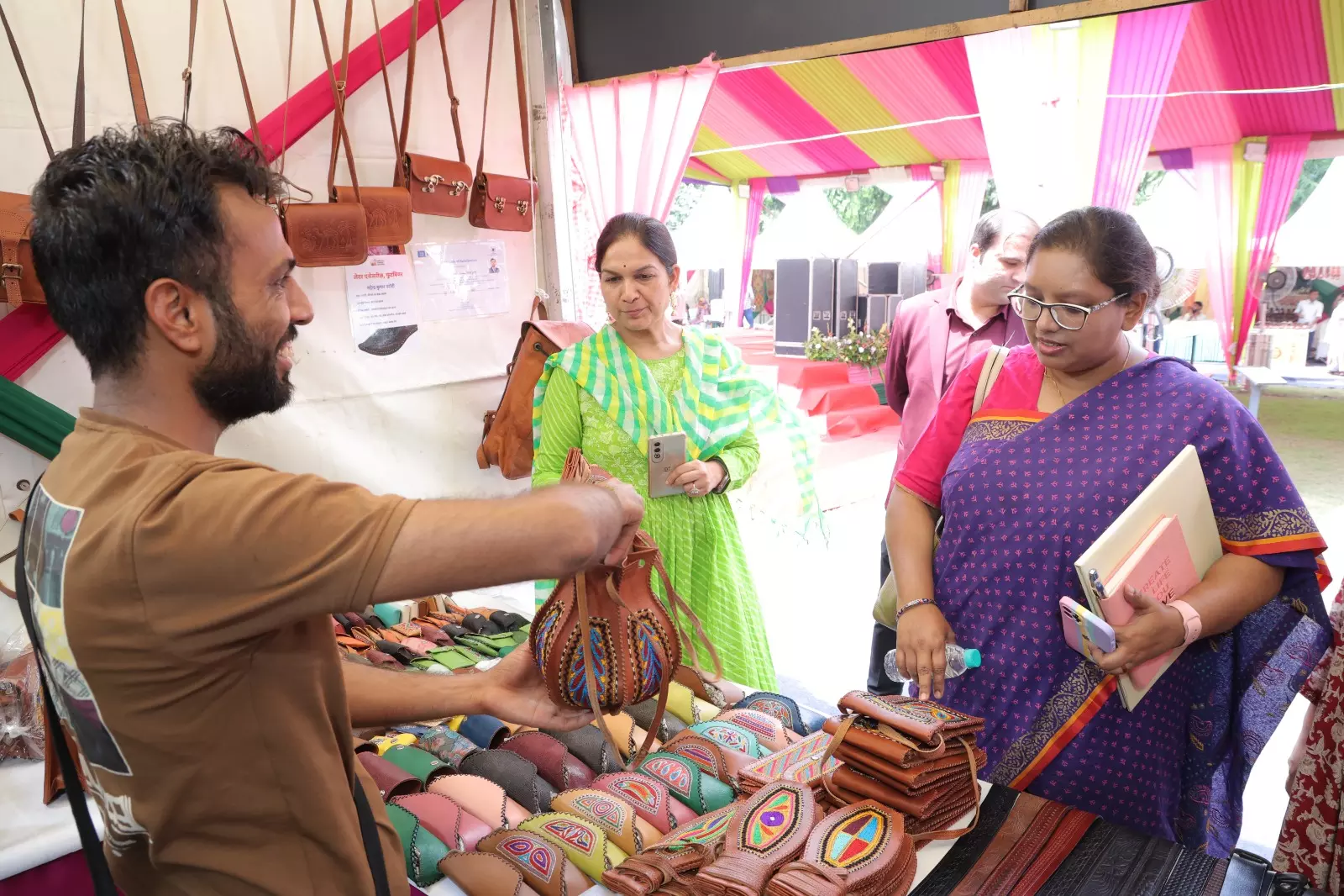 Jaipur: तीजोत्सव 2025 में परंपरा और कला का अनूठा संगम देखने को मिला Jaipur: तीजोत्सव 2025 में परंपरा और कला का अनूठा संगम देखने को मिला