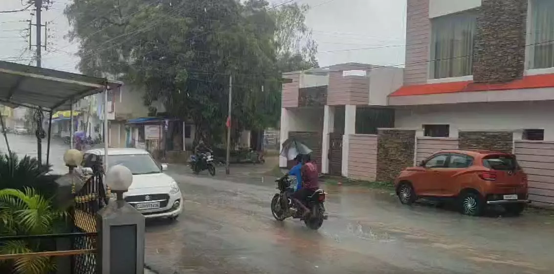 राजनांदगांव में भारी बारिश, स्कूलों में छुट्टी राजनांदगांव में भारी बारिश, स्कूलों में छुट्टी