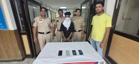 मोबाइल चोर गिरफ्तार, 4 फोन बरामद मोबाइल चोर गिरफ्तार, 4 फोन बरामद