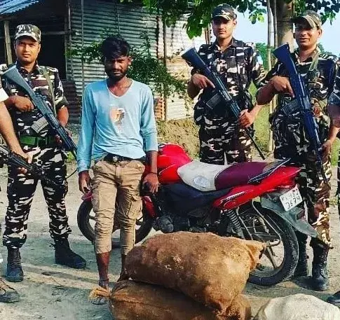 Araria: एसएसबी की कार्रवाई में तस्कर गिरफ्तार, शराब जब्त Araria: एसएसबी की कार्रवाई में तस्कर गिरफ्तार, शराब जब्त