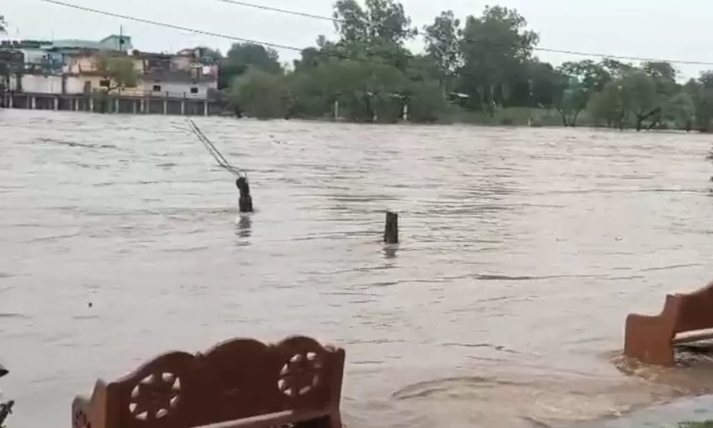 Dindori: मूसलाधार बारिश ने मचाई तबाही, प्रशासन ने जारी किया अलर्ट Dindori: मूसलाधार बारिश ने मचाई तबाही, प्रशासन ने जारी किया अलर्ट