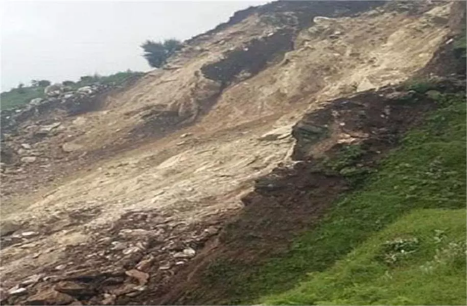 Himachal: सैंज में पहाड़ दरका, लोग घर छोड़कर भागे Himachal: सैंज में पहाड़ दरका, लोग घर छोड़कर भागे