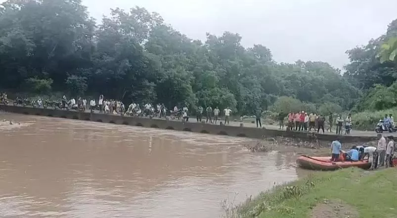 जबलपुर में नशे में धुत युवक नदी में कूदा, बह गया; बचाव के लिए SDERF पहुंची जबलपुर में नशे में धुत युवक नदी में कूदा, बह गया; बचाव के लिए SDERF पहुंची