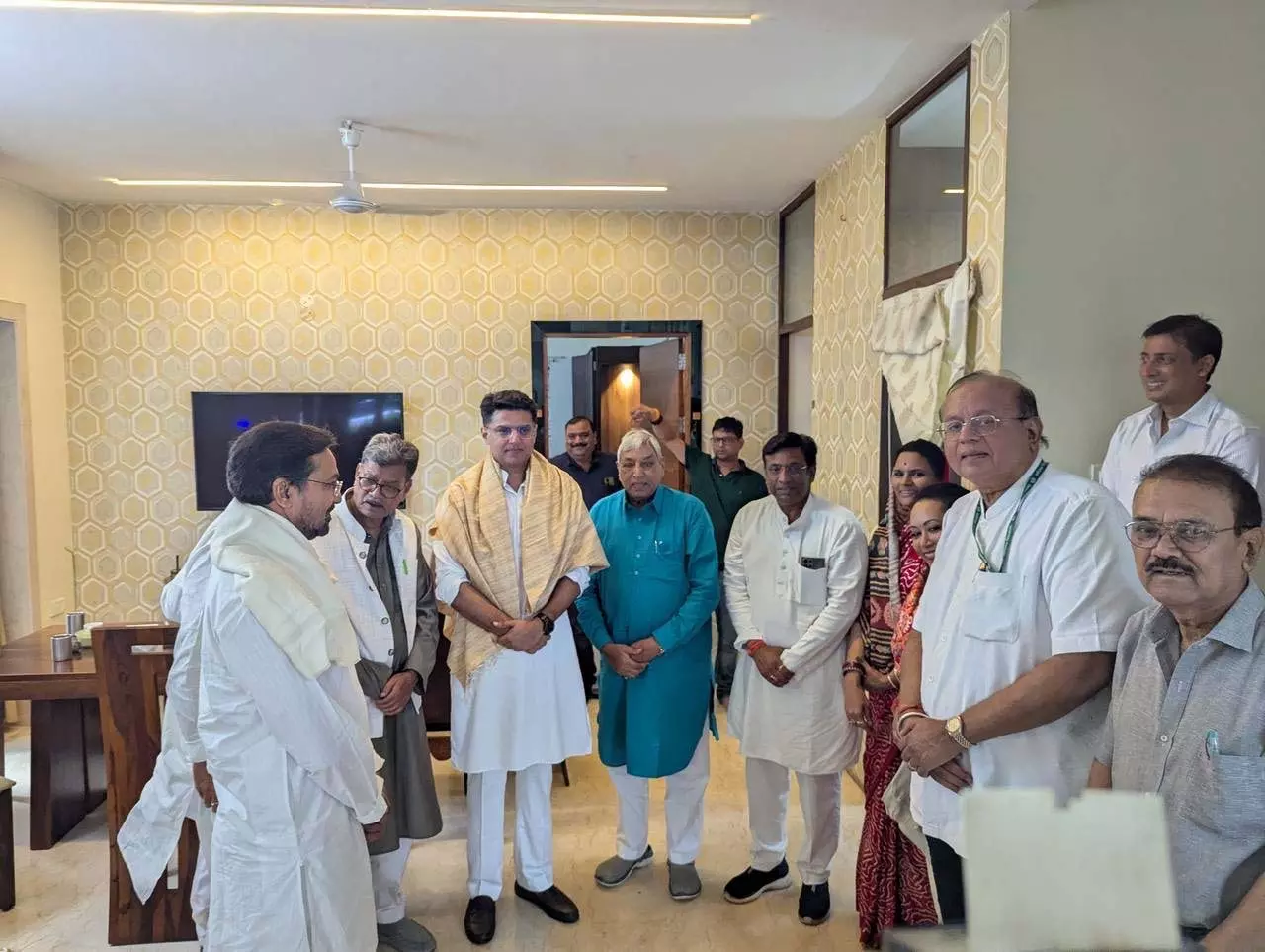 चैतन्य से मिलने के बाद सत्यनारायण शर्मा से सचिन ने की भेंट चैतन्य से मिलने के बाद सत्यनारायण शर्मा से सचिन ने की भेंट