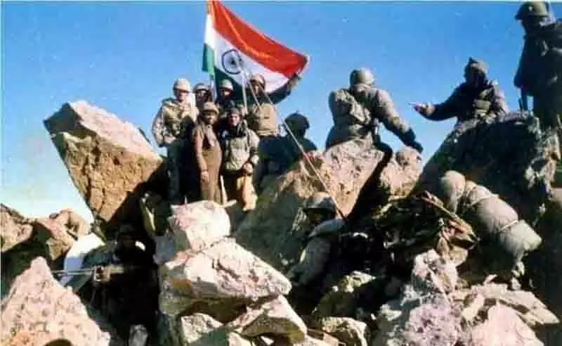 Himachal: वीरता की प्रतिध्वनि, विजय दिवस पर कारगिल के नायकों को याद करना Himachal: वीरता की प्रतिध्वनि, विजय दिवस पर कारगिल के नायकों को याद करना