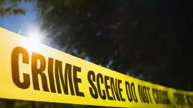 लुटेरों ने एक जौहरी की दुकान में घुसकर चाकू की नोक पर 184 ग्राम सोने के आभूषण चुरा लिए और फरार हो गए लुटेरों ने एक जौहरी की दुकान में घुसकर चाकू की नोक पर 184 ग्राम सोने के आभूषण चुरा लिए और फरार हो गए