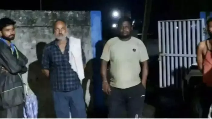 एक ही परिवार के चार सदस्यों ने जहर खाकर की आत्महत्या, हृदय को झकझोर देने वाली खबर एक ही परिवार के चार सदस्यों ने जहर खाकर की आत्महत्या, हृदय को झकझोर देने वाली खबर