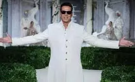 Akshay Kumar : रॉयल व्हाइट शेरवानी में रनवे पर शानदार वापसी की Akshay Kumar : रॉयल व्हाइट शेरवानी में रनवे पर शानदार वापसी की