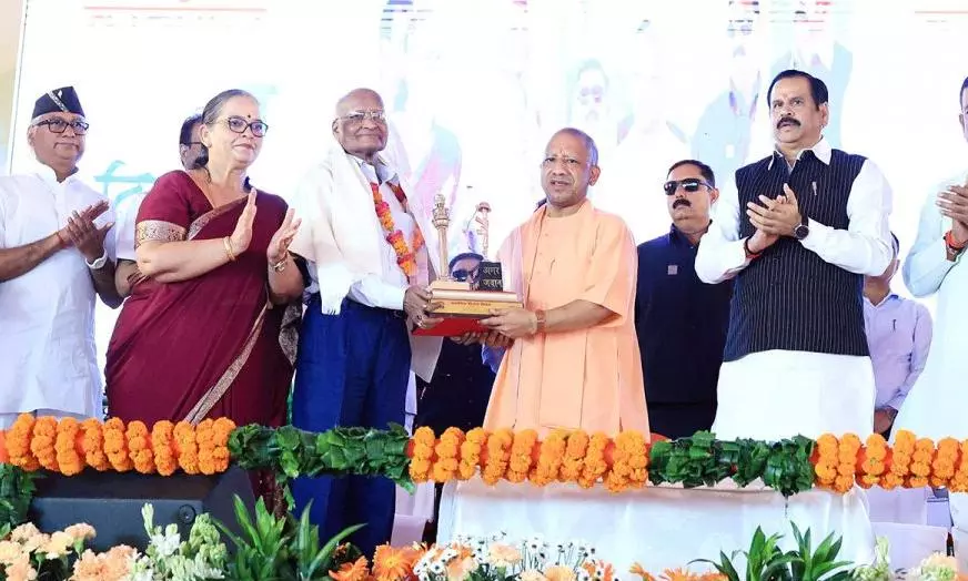 Lucknow: कारगिल विजय दिवस पर सीएम योगी ने किया सेना को नमन Lucknow: कारगिल विजय दिवस पर सीएम योगी ने किया सेना को नमन