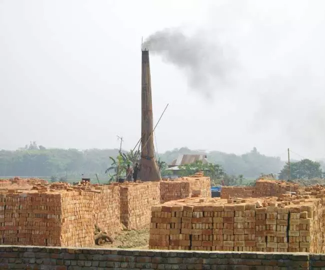 Kannauj: ईंट भट्ठे पर NGT समिति का छापा, नियम उल्लंघन पर कार्रवाई Kannauj: ईंट भट्ठे पर NGT समिति का छापा, नियम उल्लंघन पर कार्रवाई