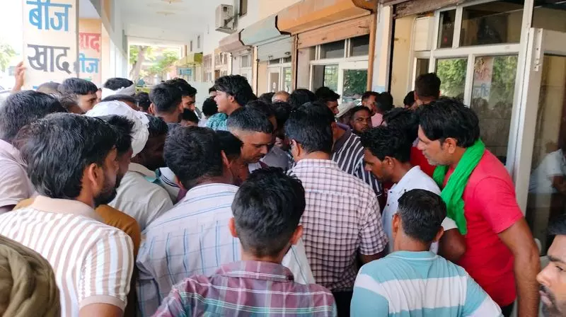 Karnal में सीमांत किसानों ने यूरिया वितरण में अनुचित व्यवहार का आरोप लगाया Karnal में सीमांत किसानों ने यूरिया वितरण में अनुचित व्यवहार का आरोप लगाया