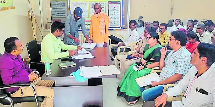 Karnataka : लोकायुक्त ने जर्जर कमरों में छात्रों को न बैठाने का निर्देश दिया Karnataka : लोकायुक्त ने जर्जर कमरों में छात्रों को न बैठाने का निर्देश दिया