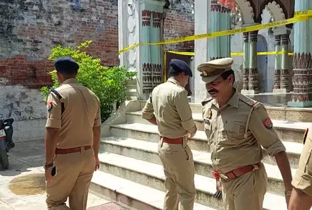 मंदिर में पूजा कर रही युवती को युवक ने मारी 4 गोलियां, हालत गंभीर मंदिर में पूजा कर रही युवती को युवक ने मारी 4 गोलियां, हालत गंभीर