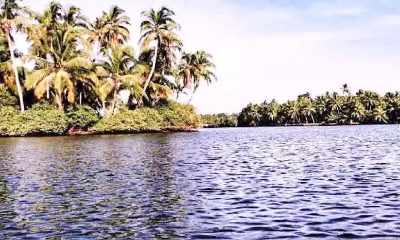 Kerala : अरूर के निचले इलाकों में बाढ़ आ गई है Kerala : अरूर के निचले इलाकों में बाढ़ आ गई है