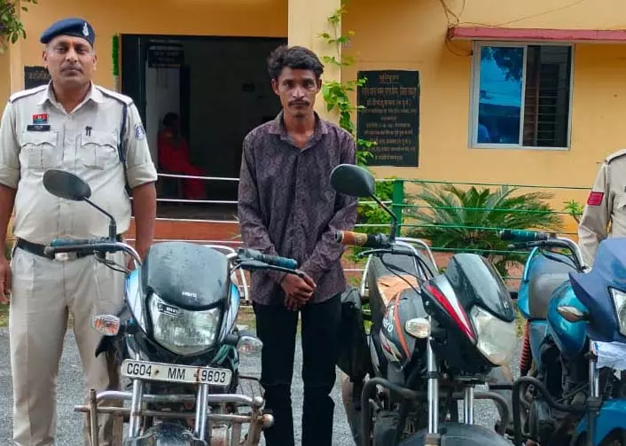 माना इलाके में चोरी की बाइक बेचते दो लड़के गिरफ्तार माना इलाके में चोरी की बाइक बेचते दो लड़के गिरफ्तार