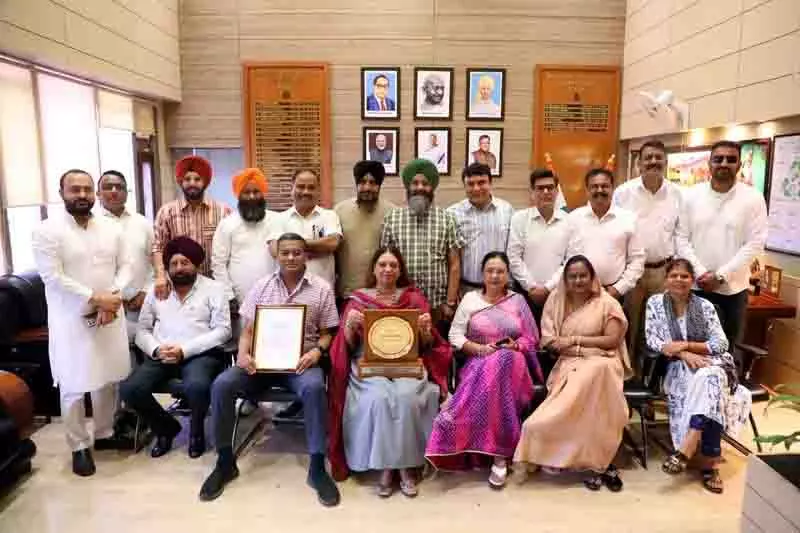 Chandigarh की स्वच्छ उपलब्धि का जश्न मनाने के लिए आप और कांग्रेस पार्षद सर्वदलीय बैठक में शामिल नहीं हुए Chandigarh की स्वच्छ उपलब्धि का जश्न मनाने के लिए आप और कांग्रेस पार्षद सर्वदलीय बैठक में शामिल नहीं हुए