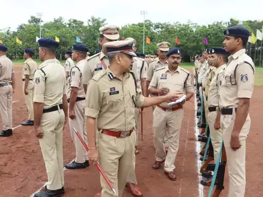 आईजी ने पुलिसकर्मियों को दिया ईनाम आईजी ने पुलिसकर्मियों को दिया ईनाम